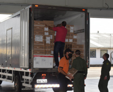 A Secretaria de Estado da Saúde (Sesa) iniciou na manhã deste sábado (7), a distribuição de 400.230 vacinas contra a Covid-19 para as 22 Regionais de Saúde do Paraná. O lote faz parte da 35ª  pauta de distribuição do Ministério da Saúde, enviada ao Estado nesta sexta-feira (6) com 415.790 doses. 57,6% do lote é destinado à primeira dose (D1) ou dose única (DU) e 42,4% para segunda dose (D2).  -  Curitiba, 07/08/2021  -  Foto: Américo Antonio/SESA