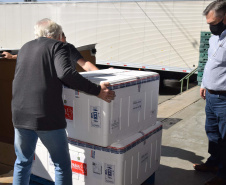 A Secretaria de Estado da Saúde (Sesa) recebeu na tarde desta segunda-feira (9) mais 67,6 mil vacinas contra a Covid-19. As doses da CoronaVac/Butantan fazem parte do lote com 209.170 vacinas para o Paraná, anunciadas pelo Ministério da Saúde no final da noite deste domingo (8). Foto: Américo Antonio/SESA