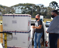 A Secretaria de Estado da Saúde (Sesa) recebeu na tarde desta segunda-feira (9) mais 67,6 mil vacinas contra a Covid-19. As doses da CoronaVac/Butantan fazem parte do lote com 209.170 vacinas para o Paraná, anunciadas pelo Ministério da Saúde no final da noite deste domingo (8). Foto: Américo Antonio/SESA