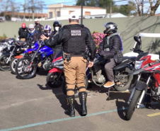 A moto é um dos veículos mais democráticos do brasileiro e alia custo benefício com praticidade num trânsito cada vez mais intenso no meio urbano.  -  Foto: BPTRAN-PR