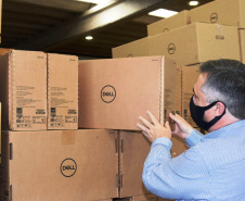 O Governo do Estado vai entregar 1.509 computadores para todas as unidades vinculadas à Secretaria de Estado da Saúde (Sesa), sendo 1.359 máquinas padrão desktop e 150 notebook?s.  -  Curitiba, 09/08/2021  -  Foto: Américo Antonio/SESA