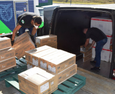 O Governo do Estado iniciou a distribuição de 212.070 vacinas contra a Covid-19 para as 22 Regionais de Saúde do Paraná nesta terça-feira (10). Ao todo, são 167.970 primeiras doses (D1) da 36ª remessa do Ministério da Saúde, que chegaram ao Estado nesta segunda-feira (9), e 44.100 segundas aplicações (D2) referente à 31ª pauta.  -  Curitiba, 10/08/2021  -  Foto: Américo Antonio/SESA