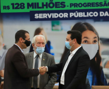 Governador Carlos Massa Ratinho Junior autoriza o pagamento das promoções e progressões dos servidores da educação. Foto: José Fernando Ogura/AEN