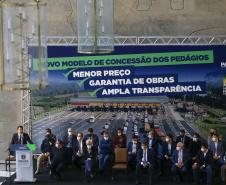 O governador Carlos Massa Ratinho Junior e o ministro da Infraestrutura, Tarcísio Gomes de Freitas, apresentam, os detalhes da nova concessão de 3,3 mil quilômetros de rodovias do Paraná.   Foto: Jonathan Campos/AEN