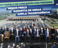 O governador Carlos Massa Ratinho Junior e o ministro da Infraestrutura, Tarcísio Gomes de Freitas, apresentam, os detalhes da nova concessão de 3,3 mil quilômetros de rodovias do Paraná.   Foto: Jonathan Campos/AEN
