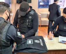 Uma força tarefa envolvendo a Polícia Civil do Paraná (PCPR), a Receita Federal, as Receitas Estaduais do Paraná, Minas Gerais e São Paulo e Instituto de Criminalística do Paraná está nas ruas, desde as primeiras horas da manhã desta quinta-feira (12), para cumprir dez mandados de busca e apreensão.  -  Curitiba, 12/08/2021  -  Foto: PCPR