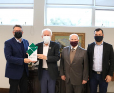 O governador Carlos Massa Ratinho Junior e o vice-governador Darci Piana foram homenageados nesta quarta-feira com troféus simbólicos como parte das comemorações dos 60 anos do Banco Regional de Desenvolvimento do Extremo Sul (BRDE), que ocorreu no dia 15 de junho. A solenidade foi no Palácio Iguaçu.  -  Curitiba, 12/08/2021  -  Foto: BRDE