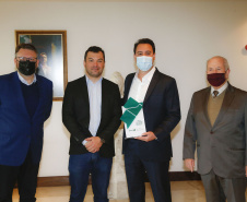 O governador Carlos Massa Ratinho Junior e o vice-governador Darci Piana foram homenageados nesta quarta-feira com troféus simbólicos como parte das comemorações dos 60 anos do Banco Regional de Desenvolvimento do Extremo Sul (BRDE), que ocorreu no dia 15 de junho. A solenidade foi no Palácio Iguaçu.  -  Curitiba, 12/08/2021  -  Foto: Jonathan Campos/AEN
