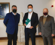 O governador Carlos Massa Ratinho Junior e o vice-governador Darci Piana foram homenageados nesta quarta-feira com troféus simbólicos como parte das comemorações dos 60 anos do Banco Regional de Desenvolvimento do Extremo Sul (BRDE), que ocorreu no dia 15 de junho. A solenidade foi no Palácio Iguaçu.  -  Curitiba, 12/08/2021  -  Foto: Jonathan Campos/AEN