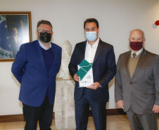 O governador Carlos Massa Ratinho Junior e o vice-governador Darci Piana foram homenageados nesta quarta-feira com troféus simbólicos como parte das comemorações dos 60 anos do Banco Regional de Desenvolvimento do Extremo Sul (BRDE), que ocorreu no dia 15 de junho. A solenidade foi no Palácio Iguaçu.  -  Curitiba, 12/08/2021  -  Foto: Jonathan Campos/AEN