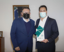 O governador Carlos Massa Ratinho Junior e o vice-governador Darci Piana foram homenageados nesta quarta-feira com troféus simbólicos como parte das comemorações dos 60 anos do Banco Regional de Desenvolvimento do Extremo Sul (BRDE), que ocorreu no dia 15 de junho. A solenidade foi no Palácio Iguaçu.  -  Curitiba, 12/08/2021  -  Foto: Jonathan Campos/AEN
