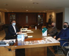 O governador Carlos Massa Ratinho Junior e o vice-governador Darci Piana foram homenageados nesta quarta-feira com troféus simbólicos como parte das comemorações dos 60 anos do Banco Regional de Desenvolvimento do Extremo Sul (BRDE), que ocorreu no dia 15 de junho. A solenidade foi no Palácio Iguaçu.  -  Curitiba, 12/08/2021  -  Foto: Jonathan Campos/AEN