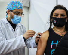 80% das cidades do Paraná já imunizam pessoas até 30 anos     Foto: Jose Fernando Ogura /AEN