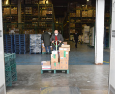 A Secretaria de Estado da Saúde (Sesa) iniciou na manhã desta quinta-feira (12) a distribuição de mais 50.310 vacinas contra a Covid-19 para primeira dose (D1) na população adulta. Os imunizantes da Pfizer/BioNTech chegaram ao Paraná nesta quarta-feira (11) à noite e fazem parte da 37ª pauta de distribuição do Ministério da Saúde. -  Curitiba, 12/08/2021  -  Foto: Américo Antonio/SESA