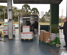 A Secretaria de Estado da Saúde (Sesa) iniciou na manhã desta quinta-feira (12) a distribuição de mais 50.310 vacinas contra a Covid-19 para primeira dose (D1) na população adulta. Os imunizantes da Pfizer/BioNTech chegaram ao Paraná nesta quarta-feira (11) à noite e fazem parte da 37ª pauta de distribuição do Ministério da Saúde. -  Curitiba, 12/08/2021  -  Foto: Américo Antonio/SESA