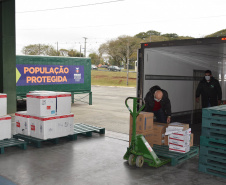 A Secretaria de Estado da Saúde (Sesa) iniciou na manhã desta quinta-feira (12) a distribuição de mais 50.310 vacinas contra a Covid-19 para primeira dose (D1) na população adulta. Os imunizantes da Pfizer/BioNTech chegaram ao Paraná nesta quarta-feira (11) à noite e fazem parte da 37ª pauta de distribuição do Ministério da Saúde. -  Curitiba, 12/08/2021  -  Foto: Américo Antonio/SESA