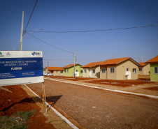 Trinta e duas famílias que viviam em condições precárias ou pagavam aluguel na cidade de Flórida, no Noroeste do Paraná, realizaram nesta quinta-feira (12) o sonho da casa própria. Elas receberam as chaves de suas novas moradias das mãos do governador Carlos Massa Ratinho Junior e não precisarão pagar nada por elas.  -  Flórida, 12/08/2021  -  Foto: Gilson abreu/AEN