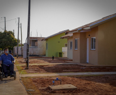 Trinta e duas famílias que viviam em condições precárias ou pagavam aluguel na cidade de Flórida, no Noroeste do Paraná, realizaram nesta quinta-feira (12) o sonho da casa própria. Elas receberam as chaves de suas novas moradias das mãos do governador Carlos Massa Ratinho Junior e não precisarão pagar nada por elas.  -  Flórida, 12/08/2021  -  Foto: Gilson abreu/AEN