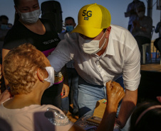 Trinta e duas famílias que viviam em condições precárias ou pagavam aluguel na cidade de Flórida, no Noroeste do Paraná, realizaram nesta quinta-feira (12) o sonho da casa própria. Elas receberam as chaves de suas novas moradias das mãos do governador Carlos Massa Ratinho Junior e não precisarão pagar nada por elas.  -  Flórida, 12/08/2021  -  Foto: Gilson abreu/AEN