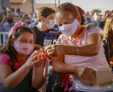 Trinta e duas famílias que viviam em condições precárias ou pagavam aluguel na cidade de Flórida, no Noroeste do Paraná, realizaram nesta quinta-feira (12) o sonho da casa própria. Elas receberam as chaves de suas novas moradias das mãos do governador Carlos Massa Ratinho Junior e não precisarão pagar nada por elas.  -  Flórida, 12/08/2021  -  Foto: Gilson abreu/AEN