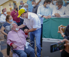 Trinta e duas famílias que viviam em condições precárias ou pagavam aluguel na cidade de Flórida, no Noroeste do Paraná, realizaram nesta quinta-feira (12) o sonho da casa própria. Elas receberam as chaves de suas novas moradias das mãos do governador Carlos Massa Ratinho Junior e não precisarão pagar nada por elas.  -  Flórida, 12/08/2021  -  Foto: Gilson abreu/AEN