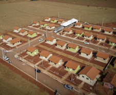 Trinta e duas famílias que viviam em condições precárias ou pagavam aluguel na cidade de Flórida, no Noroeste do Paraná, realizaram nesta quinta-feira (12) o sonho da casa própria. Elas receberam as chaves de suas novas moradias das mãos do governador Carlos Massa Ratinho Junior e não precisarão pagar nada por elas.  -  Flórida, 12/08/2021  -  Foto: Gilson abreu/AEN