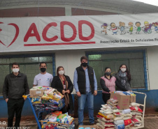 Os donativos arrecadados pela ação solidária do Escritório Regional do Instituto Água e Terra (IAT) em Foz do Iguaçu foram distribuídas nesta quinta-feira (12). A ação faz parte do Programa Paraná Mais Verde com doação de mudas nativas em troca de doações para ajudar famílias em situação de vulnerabilidade. - foz do iguaçu, 13/08/2021  -  Foto: IAT