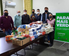 Os donativos arrecadados pela ação solidária do Escritório Regional do Instituto Água e Terra (IAT) em Foz do Iguaçu foram distribuídas nesta quinta-feira (12). A ação faz parte do Programa Paraná Mais Verde com doação de mudas nativas em troca de doações para ajudar famílias em situação de vulnerabilidade. - foz do iguaçu, 13/08/2021  -  Foto: IAT