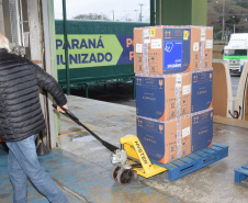 O Paraná recebeu neste sábado (14) mais 240.980 vacinas contra a Covid-19. O lote foi anunciado pelo Ministério da Saúde na tarde de sexta-feira (13) e é composto por 150.930 doses da Pfizer/BioNTech e 90.050 da CoronaVac/Butantan. Foto: Américo Antonio/SESA