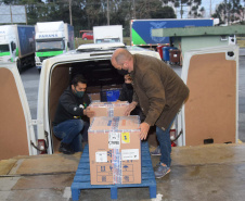 O Paraná recebeu neste sábado (14) mais 240.980 vacinas contra a Covid-19. O lote foi anunciado pelo Ministério da Saúde na tarde de sexta-feira (13) e é composto por 150.930 doses da Pfizer/BioNTech e 90.050 da CoronaVac/Butantan. Foto: Américo Antonio/SESA