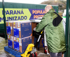 O Paraná recebeu nesta segunda-feira (16) mais 127.530 vacinas contra a Covid-19 da Pfizer/BioNTech. São 77.220 para D2 e 50.310 para primeira aplicação (D1).  -  Curitiba, 16/08/2021  -  Foto: Amércio Antonio/SESA