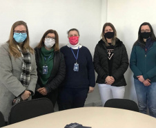 A inclusão de pessoas com deficiência também é uma das propostas do Programa de Inteligência e Compliance do Governo do Paraná. Na foto: Katherine Fischer, Luciana Abrãao (NICS SEED), Juliana h. Xavier de Oliveira, Aline Kaiser, Joana Melegari (interprete)  -  Curitiba, 19/08/2021  -  Foto: CGE