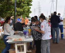 O programa Cultivar Energia oficializou a destinação de uma área sob linhas de alta tensão em Umuarama, Noroeste do Estado, para a produção de alimentos e geração de renda através do cultivo de hortas comunitárias. Na foto, Facilitadora_Elisa_Nagahama_recebe_as_famílias -  Curitiba, 20/08/2021  -  Foto: Rakelly Calliari/Copel