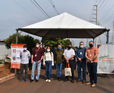 O programa Cultivar Energia oficializou a destinação de uma área sob linhas de alta tensão em Umuarama, Noroeste do Estado, para a produção de alimentos e geração de renda através do cultivo de hortas comunitárias. Na foto, Equipe_da_Copel_com_o_prefeito_Celso_Pozzobom  -  Curitiba, 20/08/2021  -  Foto: Rakelly Calliari/Copel