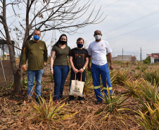 O programa Cultivar Energia oficializou a destinação de uma área sob linhas de alta tensão em Umuarama, Noroeste do Estado, para a produção de alimentos e geração de renda através do cultivo de hortas comunitárias. Na foto, Maria_Carolina_e_Anto?nio,_com_o_facilitador_Milton_Figueiredo_(a?_esq)_e_o_te?cnico_de_seguranc?a_Walter_Luiz_(a?_direita)  -  Curitiba, 20/08/2021  -  Foto:  Rakelly Calliari/Copel