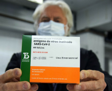 Paraná recebe 95.400 doses da Coronavac (Instituto Butantan/Sinovac).  -  Curitiba, 22/08/2021  -  Foto: Américo Antonio/SESA
