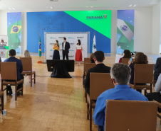 O governador Carlos Massa Ratinho Junior participa  nesta segunda-feira (23)  da premiação Amigos da Patria Voluntaria, ao lado da Presidente do conselho da Superintendência de Ação Solidária, a primeira-dama Luciana Saito Massa. 23/08/2021 - Foto: Geraldo Bubniak/AEN