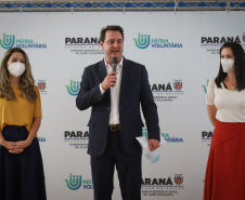 O governador Carlos Massa Ratinho Junior participa  nesta segunda-feira (23)  da premiação Amigos da Patria Voluntaria, ao lado da Presidente do conselho da Superintendência de Ação Solidária, a primeira-dama Luciana Saito Massa. 23/08/2021 - Foto: Geraldo Bubniak/AEN