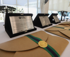 O governador Carlos Massa Ratinho Junior participa  nesta segunda-feira (23)  da premiação Amigos da Patria Voluntaria, ao lado da Presidente do conselho da Superintendência de Ação Solidária, a primeira-dama Luciana Saito Massa. 23/08/2021 - Foto: Geraldo Bubniak/AEN