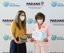 O governador Carlos Massa Ratinho Junior participa  nesta segunda-feira (23)  da premiação Amigos da Patria Voluntaria, ao lado da Presidente do conselho da Superintendência de Ação Solidária, a primeira-dama Luciana Saito Massa. 23/08/2021 - Foto: Geraldo Bubniak/AEN