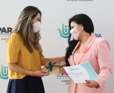 O governador Carlos Massa Ratinho Junior participa  nesta segunda-feira (23)  da premiação Amigos da Patria Voluntaria, ao lado da Presidente do conselho da Superintendência de Ação Solidária, a primeira-dama Luciana Saito Massa. 23/08/2021 - Foto: Geraldo Bubniak/AEN