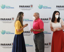 O governador Carlos Massa Ratinho Junior participa  nesta segunda-feira (23)  da premiação Amigos da Patria Voluntaria, ao lado da Presidente do conselho da Superintendência de Ação Solidária, a primeira-dama Luciana Saito Massa. 23/08/2021 - Foto: Geraldo Bubniak/AEN