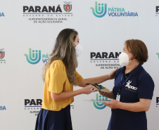 O governador Carlos Massa Ratinho Junior participa  nesta segunda-feira (23)  da premiação Amigos da Patria Voluntaria, ao lado da Presidente do conselho da Superintendência de Ação Solidária, a primeira-dama Luciana Saito Massa. 23/08/2021 - Foto: Geraldo Bubniak/AEN