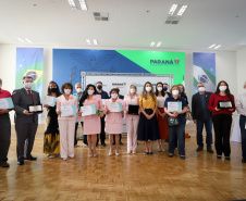 O governador Carlos Massa Ratinho Junior participa  nesta segunda-feira (23)  da premiação Amigos da Patria Voluntaria, ao lado da Presidente do conselho da Superintendência de Ação Solidária, a primeira-dama Luciana Saito Massa. 23/08/2021 - Foto: Geraldo Bubniak/AEN