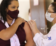 Paraná ultrapassa marca de 10 milhões de doses aplicadas contra a Covid-19. Foto: Geraldo Bubniak/AEN