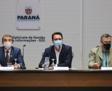 O governador Carlos Massa Ratinho Junior participa nesta terça-feira (24)  de videoconferencia com representantes da Pfizer ao lado do Secretario de Estado da Saude, Beto Preto e do prefeito de Toledo,  Beto Lunitti.   24/08/2021 - Foto: Geraldo Bubniak/AEN