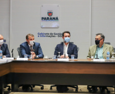 O governador Carlos Massa Ratinho Junior participa nesta terça-feira (24)  de videoconferencia com representantes da Pfizer ao lado do Secretario de Estado da Saude, Beto Preto e do prefeito de Toledo,  Beto Lunitti.   24/08/2021 - Foto: Geraldo Bubniak/AEN