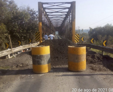 A ponte sobre o Rio da Várzea, na Rodovia Antônio Lacerda Braga (PR-427), entre a Lapa e Campo do Tenente, Região Metropolitana de Curitiba, está totalmente interditada para reparos até a próxima segunda-feira (30). Usuários do trecho devem seguir rotas alternativas, pela BR-116 ou pela BR-476.  -  Curitiba, 25/08/2021  -  Foto: DER-Paraná