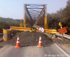 A ponte sobre o Rio da Várzea, na Rodovia Antônio Lacerda Braga (PR-427), entre a Lapa e Campo do Tenente, Região Metropolitana de Curitiba, está totalmente interditada para reparos até a próxima segunda-feira (30). Usuários do trecho devem seguir rotas alternativas, pela BR-116 ou pela BR-476.  -  Curitiba, 25/08/2021  -  Foto: DER-Paraná