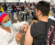 36% dos municípios paranaenses já vacinam adultos a partir de 18 anos  -  Foto: UEM